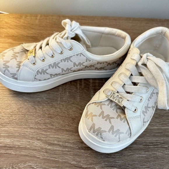 Michael Kors Kids Sneakers in White and Tan - Picture 2 of 6